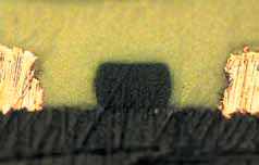 Перемычка ПМ шириной 70 мкм в промежутке между ламелями, экспонированная на установке прямого экспонирования Ledia