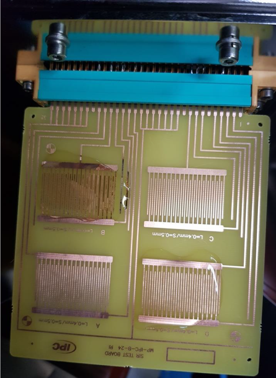 Рис. 2. Купон IPC-B24, установленный в испытательном штативе SIR.
